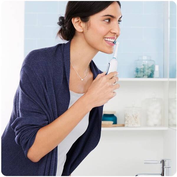 Oral-B-Smart-6-6000N-chytry-zubni-kartacek-hlavice-Cross-Action-modry