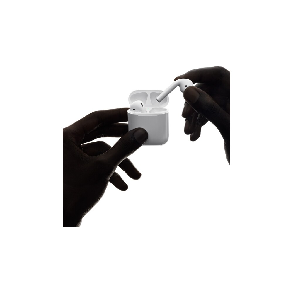 Apple-AirPods-bezdratova-sluchatka-bila