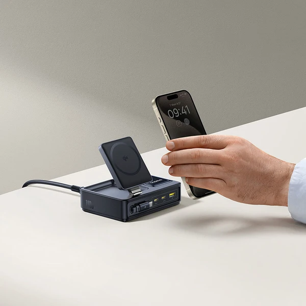 Baseus-Nomos-Qi2-nabijeci-stanice-140W-3xUSB-C-USB-A-s-vysuvnym-kabelem-USB-C-sitovy-kabel-1m-cerna