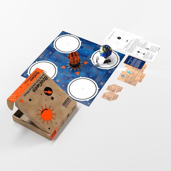 Ozobot-STEAM-sada-Ozobot-zkouma-Slunce-Zemi-a-Mesic