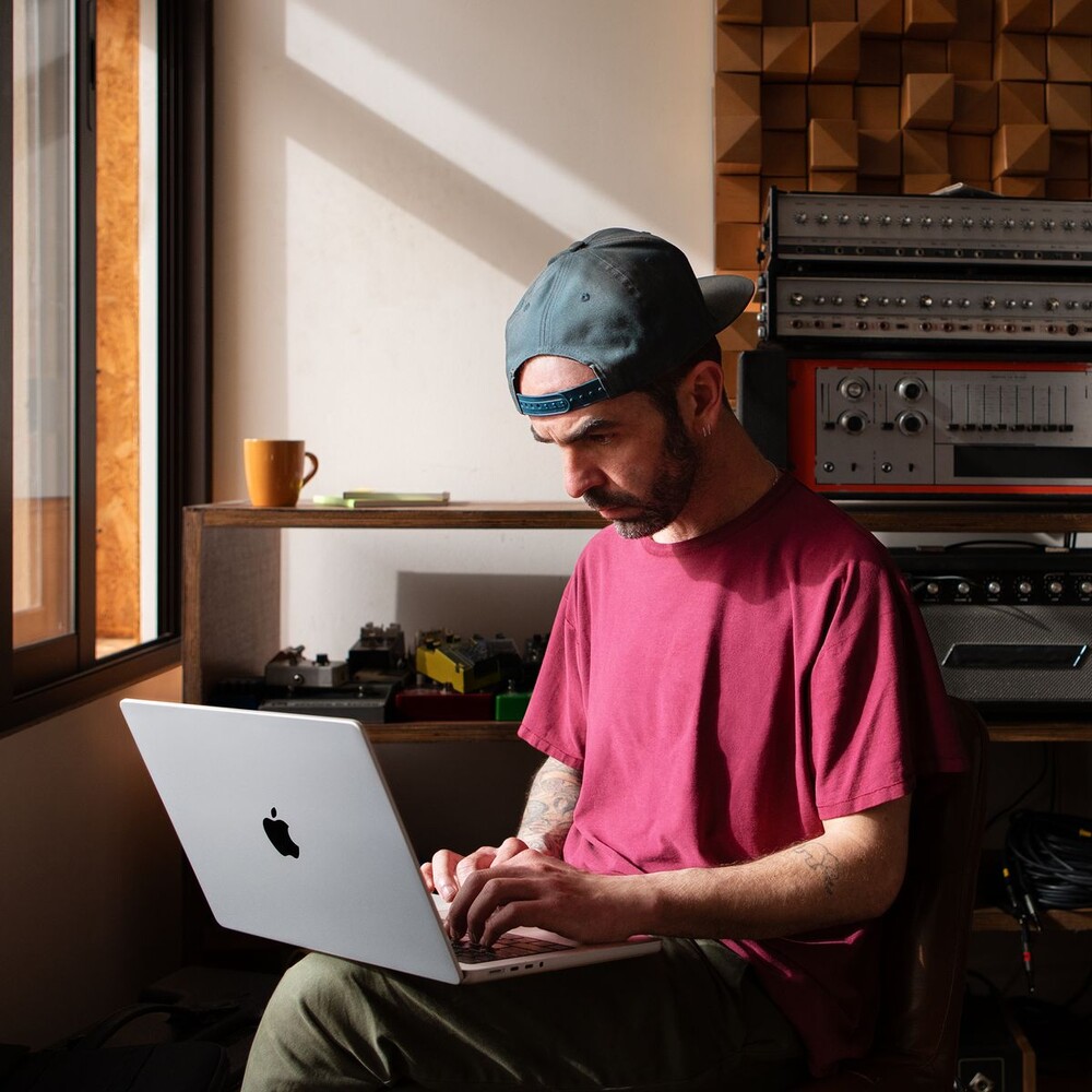 Apple-MacBook-Pro-14-M2-Pro-16GB-512GB-vesmirne-sedy