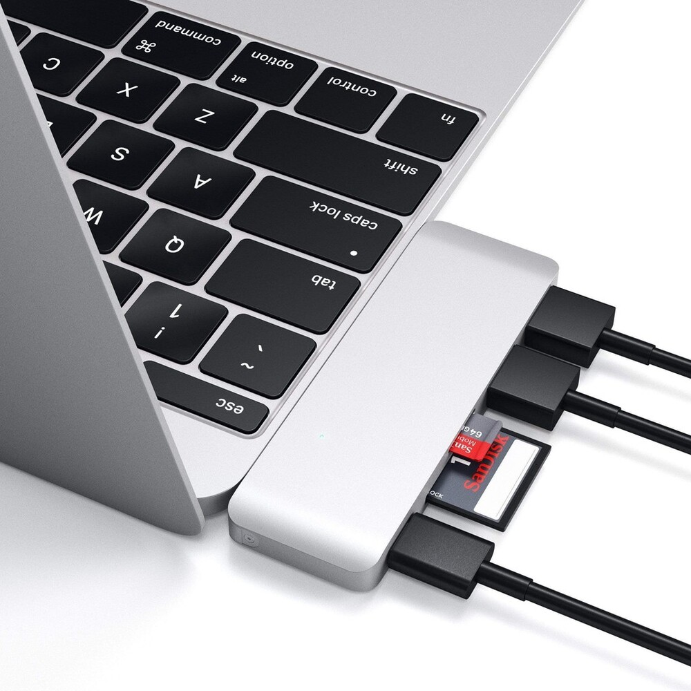 Satechi-Passthrough-USB-hub-pro-MacBook-stribrny