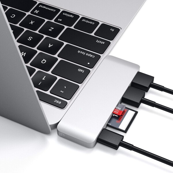 Satechi-Passthrough-USB-hub-pro-MacBook-stribrny