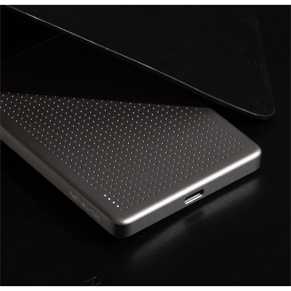 Native-Union-Active-MagSafe-powerbanka-5000mAh-stribrna