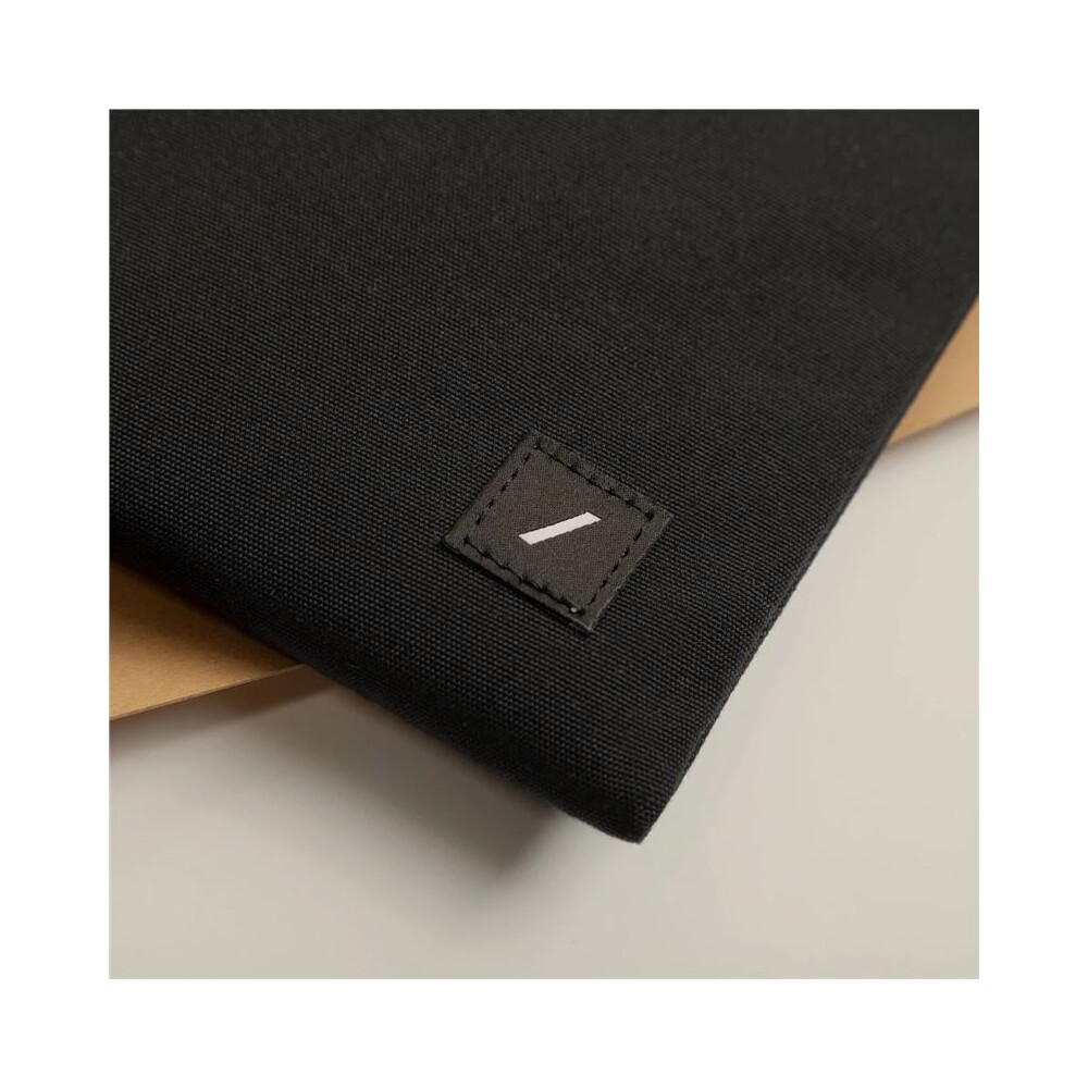 Native-Union-WFA-Stow-Lite-Sleeve-pouzdro-Macbook-13-cerne