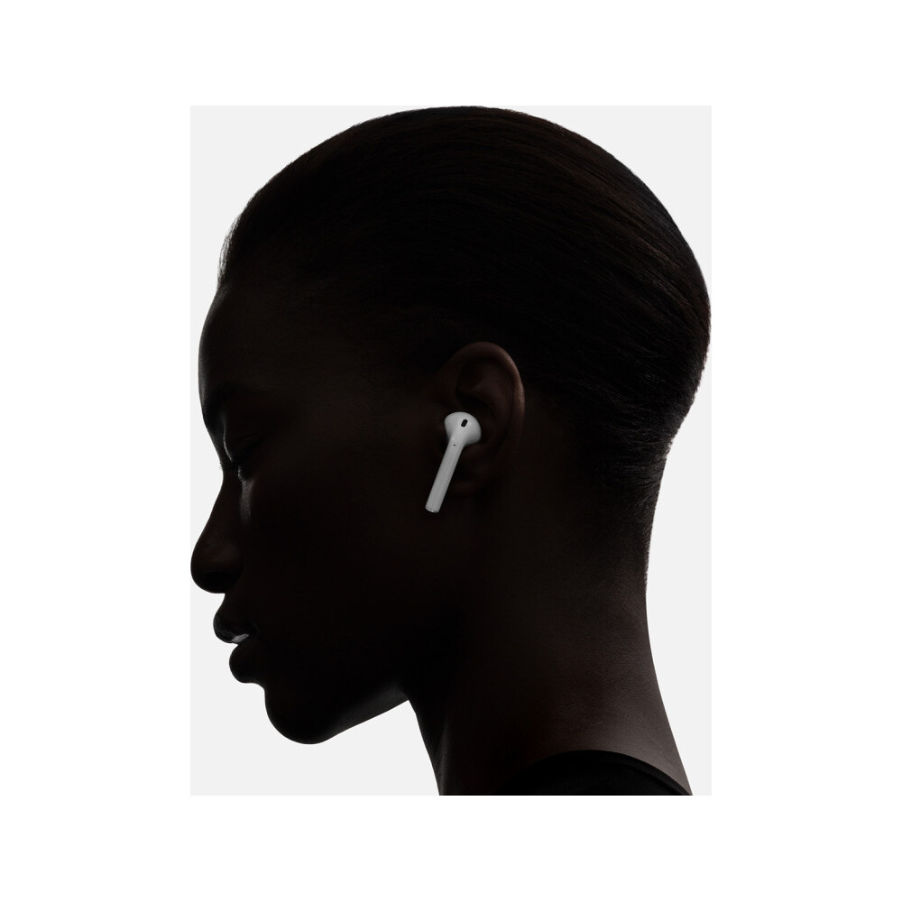 Apple-AirPods-bezdratova-sluchatka-bila