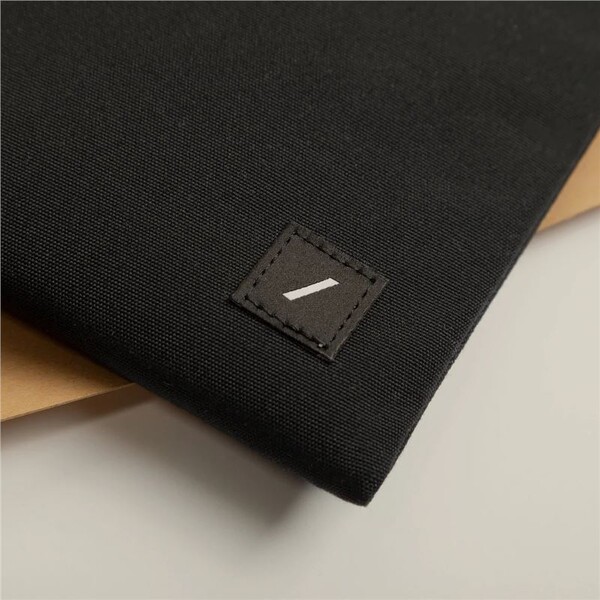 Native-Union-WFA-Stow-Lite-Sleeve-pouzdro-Macbook-16-cerne