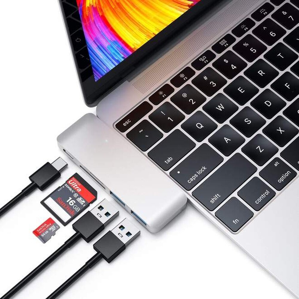 Satechi-Passthrough-USB-hub-pro-MacBook-stribrny