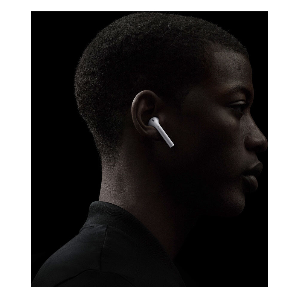 Apple-AirPods-bezdratova-sluchatka-bila