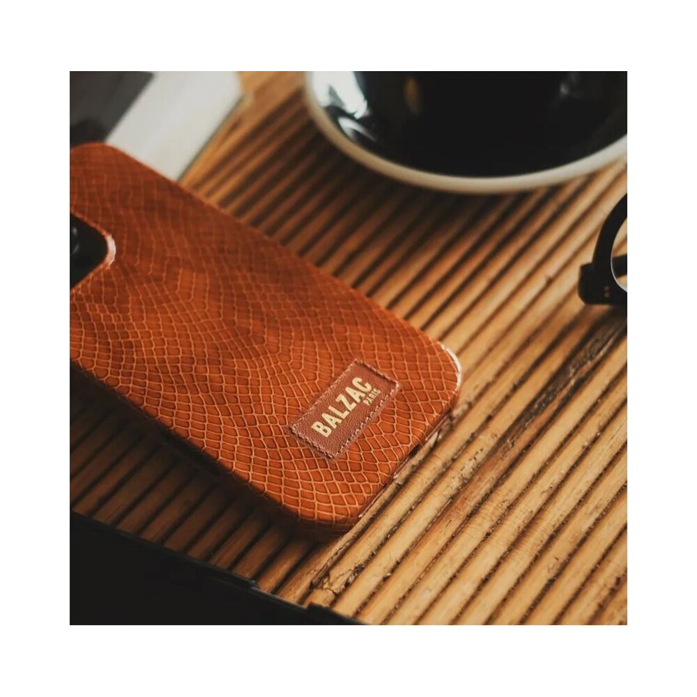 Native-Union-x-Balzac-Embossed-Cognac-MagSafe-kryt-iPhone-15-Pro-Max