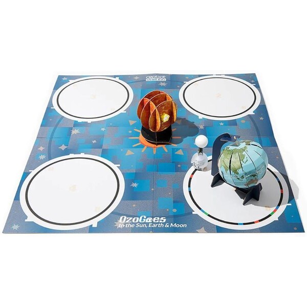 Ozobot-STEAM-sada-Ozobot-zkouma-Slunce-Zemi-a-Mesic