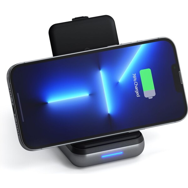 Satechi-Powerbanka-s-bezdratovou-nabijeckou-10-000-mAh-vesmirne-seda