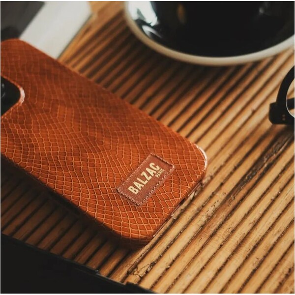 Native-Union-x-Balzac-Embossed-Cognac-MagSafe-kryt-iPhone-16-Pro