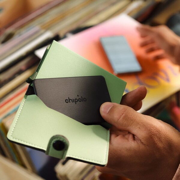 Chipolo-CARD-Bluetooth-lokator-cerny