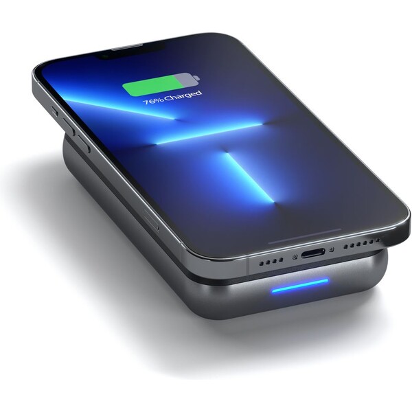 Satechi-Powerbanka-s-bezdratovou-nabijeckou-10-000-mAh-vesmirne-seda