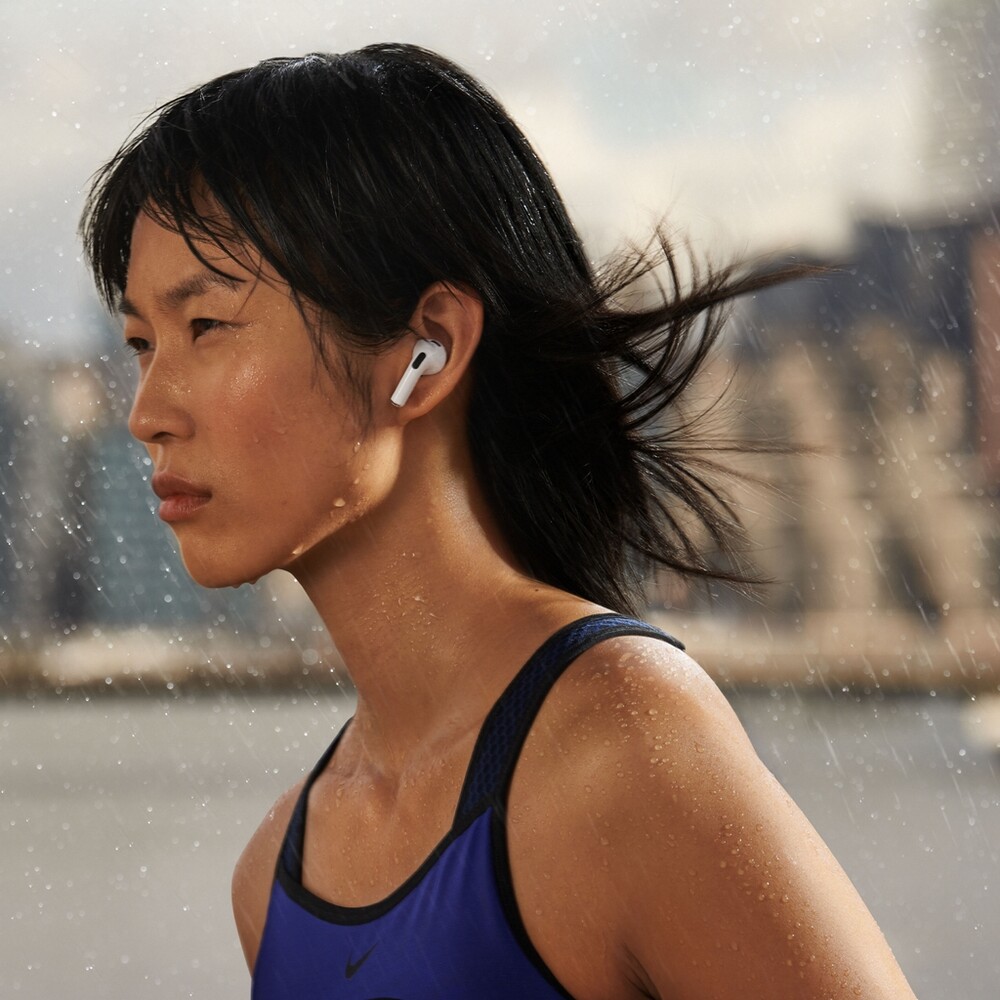 Apple-AirPods-bezdratova-sluchatka-s-MagSafe-nabijecim-pouzdrem-2021-bila