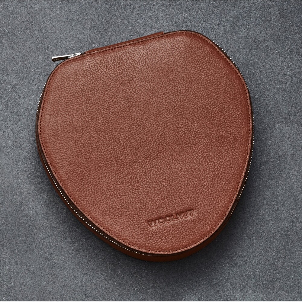 Woolnut-Leather-kozene-pouzdro-pro-AirPods-Max-hnede