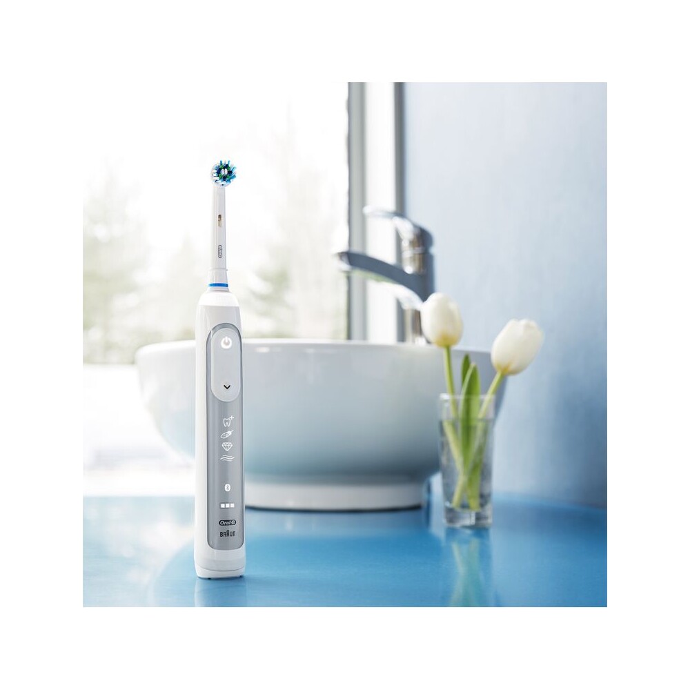 Oral-B-Genius-8900-Cross-Action-chytry-zubni-kartacek-stribrny