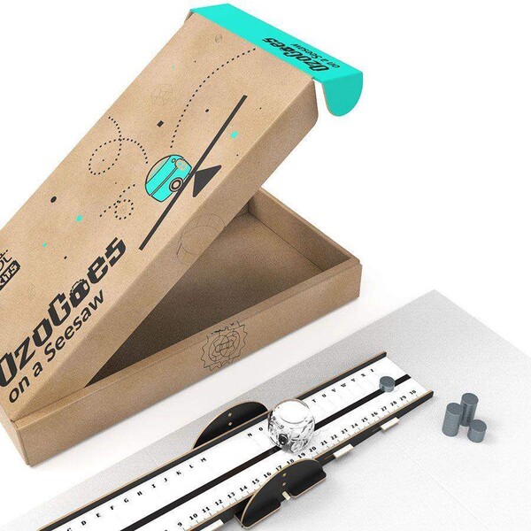 Ozobot-STEAM-sada-Ozobot-zkouma-houpacku