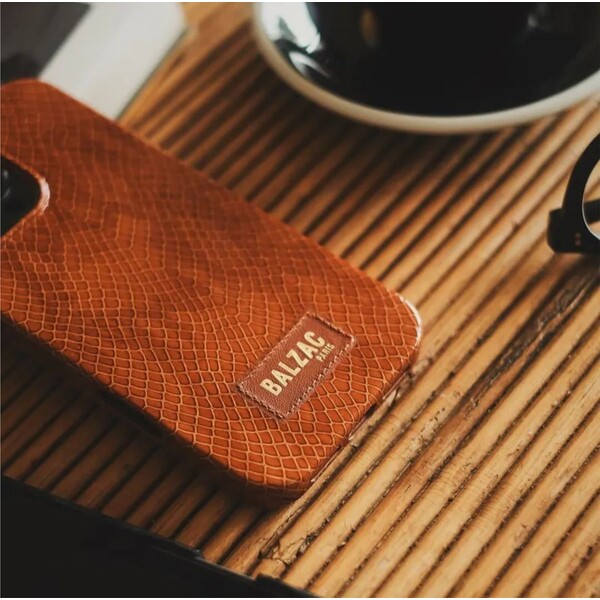 Native-Union-x-Balzac-Embossed-Cognac-MagSafe-kryt-iPhone-15