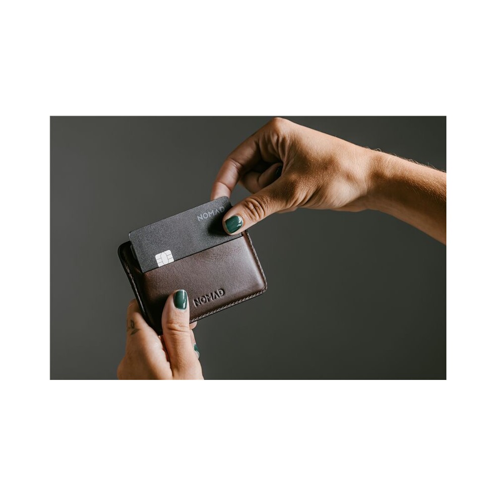 Nomad-Tracking-Card-Pro-lokator-s-Apple-Find-My-a-MagSafe-cerny