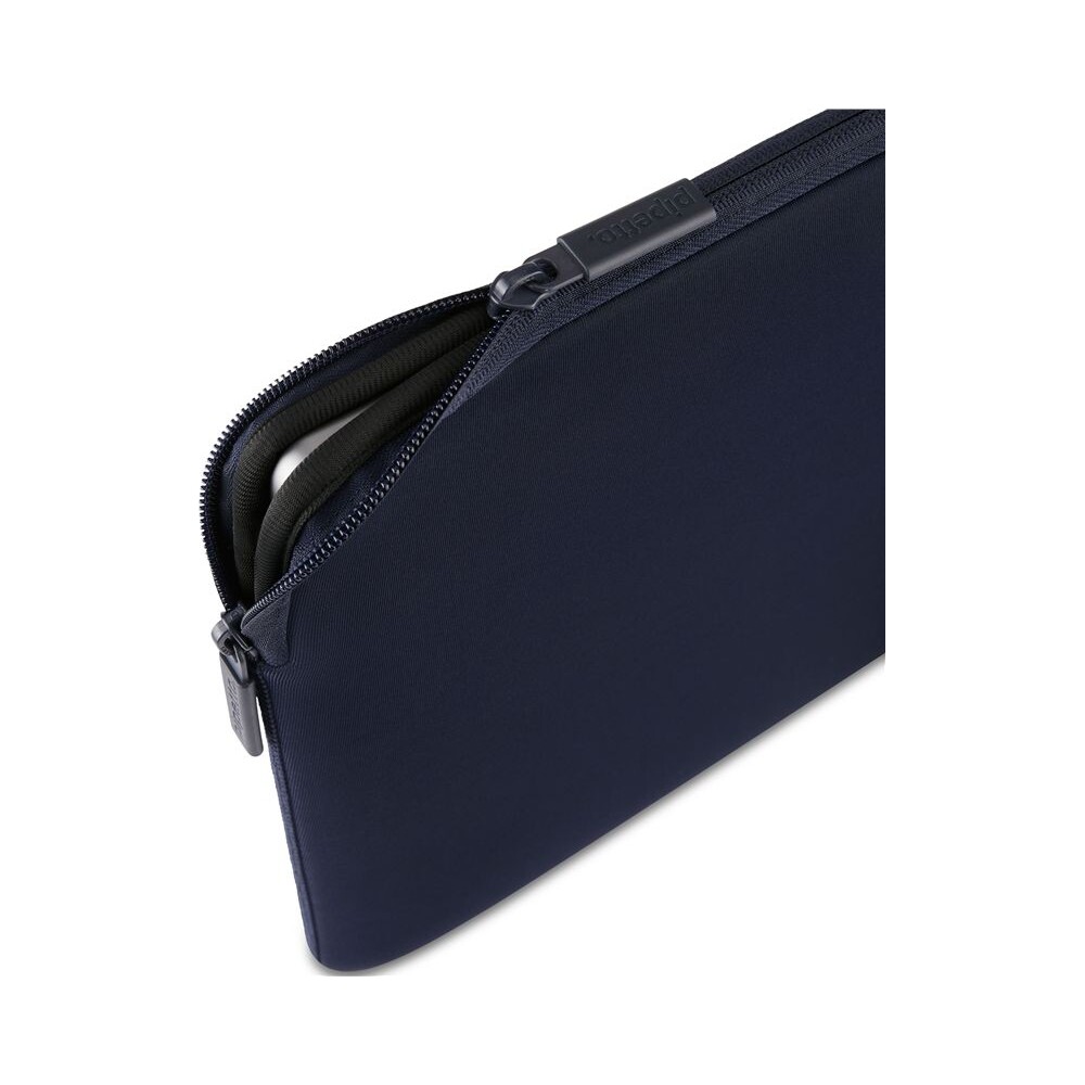Pipetto-Classic-Fit-Sleeve-V2-pouzdro-pro-MacBook-14-13-tmave-modre
