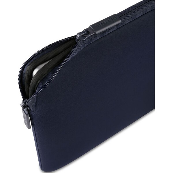 Pipetto-Classic-Fit-Sleeve-V2-pouzdro-pro-MacBook-14-13-tmave-modre
