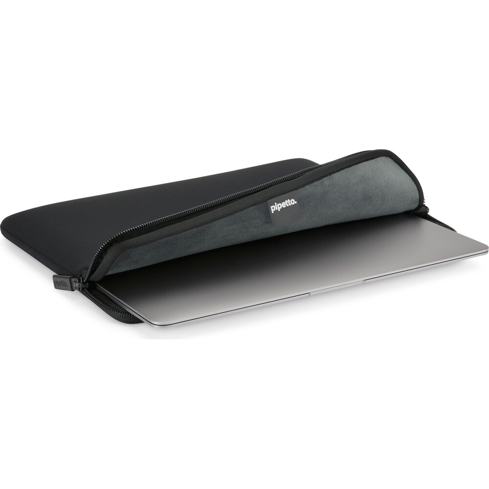 Pipetto-Classic-Fit-Sleeve-pouzdro-pro-MacBook-Neo-13-cerne