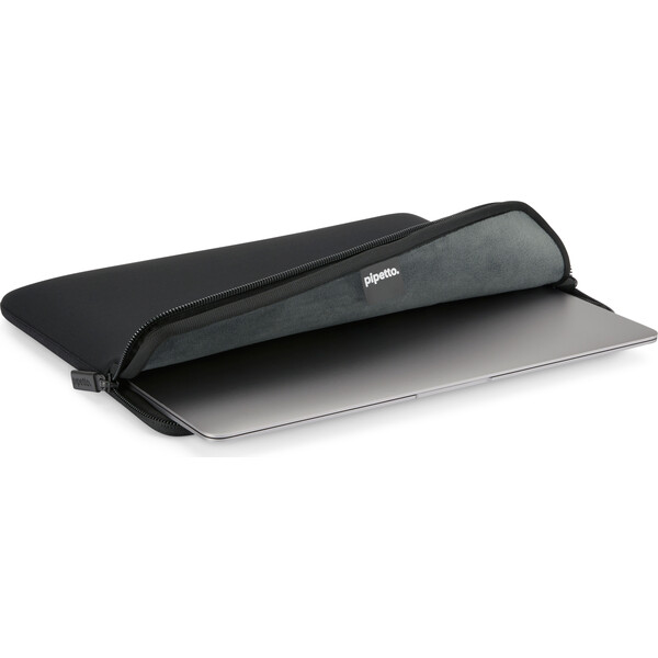 Pipetto-Classic-Fit-Sleeve-pouzdro-pro-MacBook-Neo-13-cerne