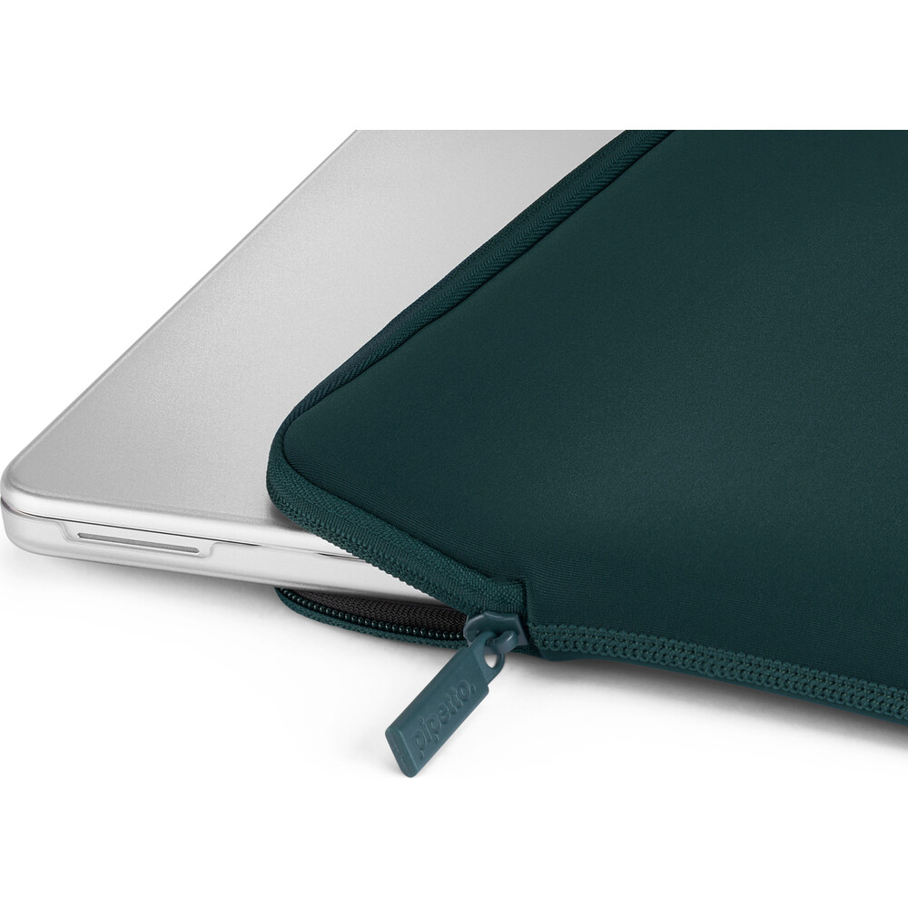 Pipetto-Classic-Fit-Sleeve-pouzdro-pro-MacBook-Neo-13-modrozelene
