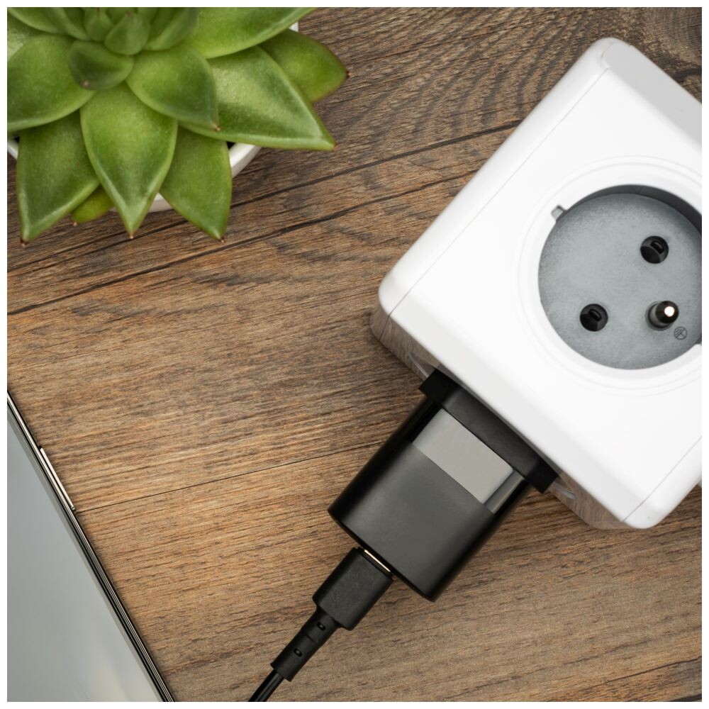 FIXED-Mini-nabijecka-s-USB-C-vystupem-a-kabelem-USB-C-1-metr-PD-30W-cerna