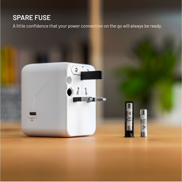 FIXED-Voyager-70W-cestovni-adapter-pro-EU-UK-USA-AUS-3xUSB-C-a-2xUSB-GaN-PD-bily