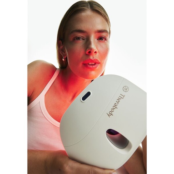 Therabody-TheraFace-Mask-Glo-LED-pletova-maska