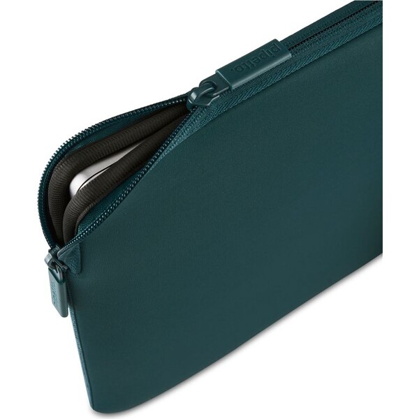 Pipetto-Classic-Fit-Sleeve-pouzdro-pro-MacBook-14-13-tmave-modrozelene
