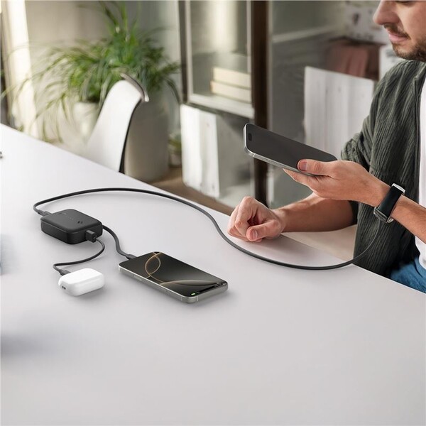 Spigen-Essential-powerbanka-s-kabelem-10000-mAh-30W-cerna-EA3010BT-