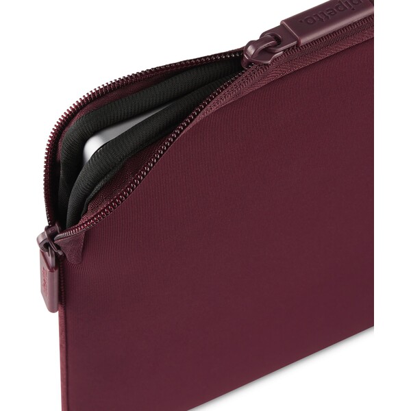 Pipetto-Classic-Fit-Sleeve-pouzdro-pro-MacBook-Neo-13-burgundy