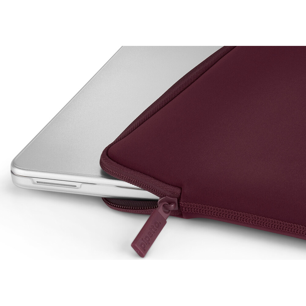Pipetto-Classic-Fit-Sleeve-pouzdro-pro-MacBook-Neo-13-burgundy