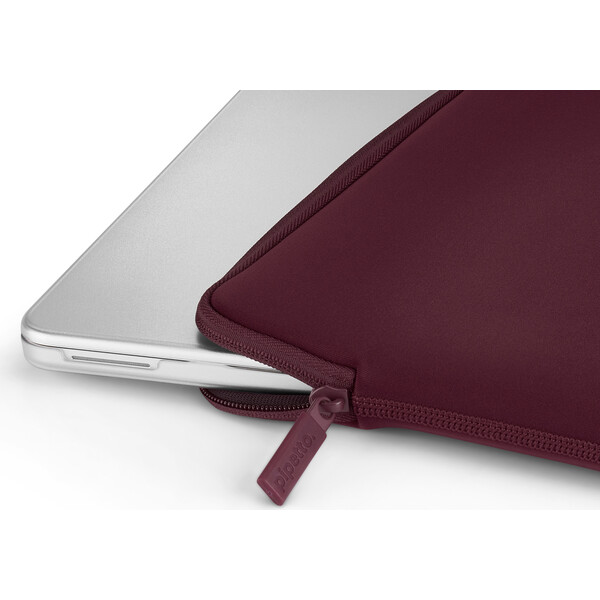 Pipetto-Classic-Fit-Sleeve-pouzdro-pro-MacBook-Neo-13-burgundy