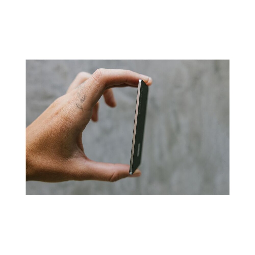 Nomad-Tracking-Card-Pro-lokator-s-Apple-Find-My-a-MagSafe-cerny