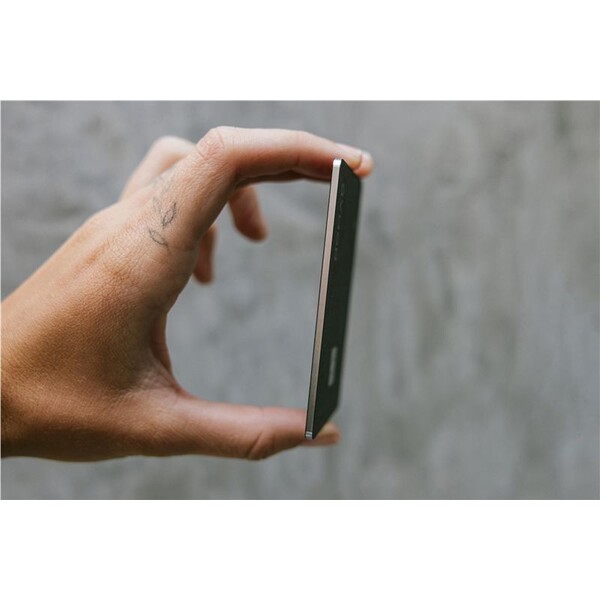 Nomad-Tracking-Card-Pro-lokator-s-Apple-Find-My-a-MagSafe-cerny