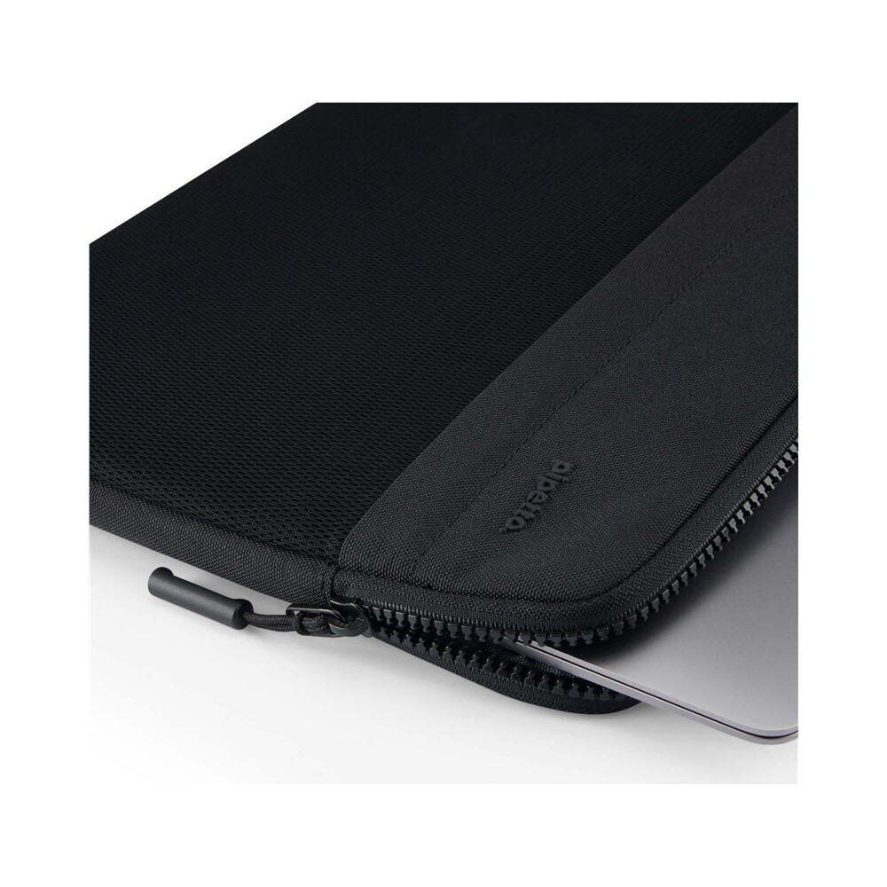 Pipetto-Expand-Sleeve-pouzdro-MacBook-Pro-14-MacBook-Air-13-6-cerne