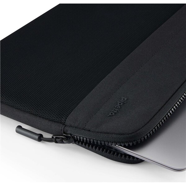 Pipetto-Expand-Sleeve-pouzdro-MacBook-Pro-14-MacBook-Air-13-6-cerne