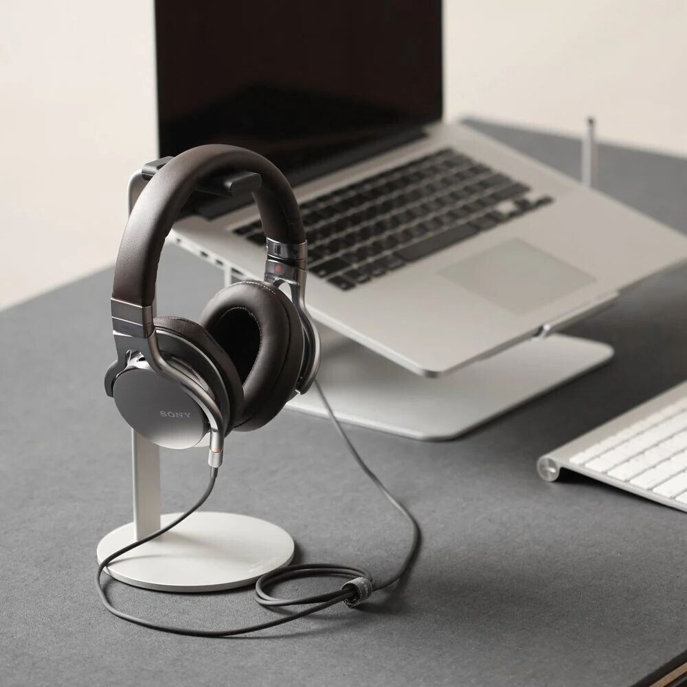 ELAGO-H-Stand-hlinikovy-stojanek-pro-AirPods-Max-nahlavni-sluchatka-tmave-sedy