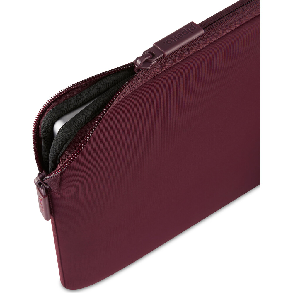 Pipetto-Classic-Fit-Sleeve-pouzdro-pro-MacBook-Neo-13-burgundy