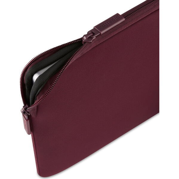 Pipetto-Classic-Fit-Sleeve-pouzdro-pro-MacBook-Neo-13-burgundy