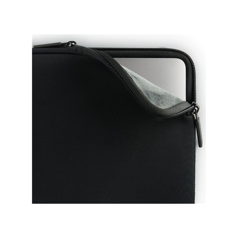 Pipetto-Classic-Fit-Sleeve-pouzdro-pro-MacBook-Air-15-cerne