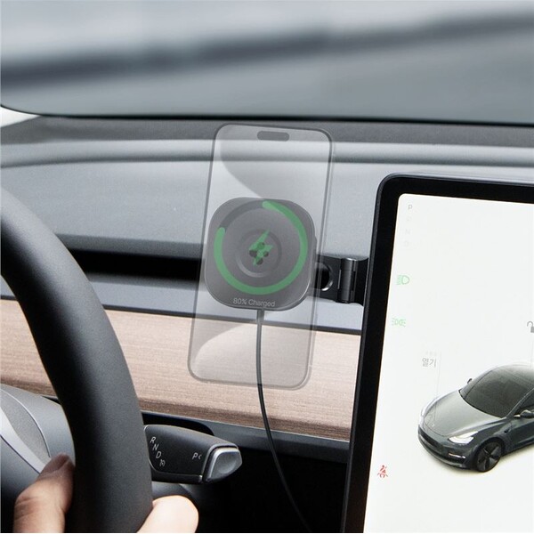 Spigen-OneTap-Pro-3-Wireless-Car-Charger-MagSafe-drzak-s-nabijenim-na-displej-Tesla