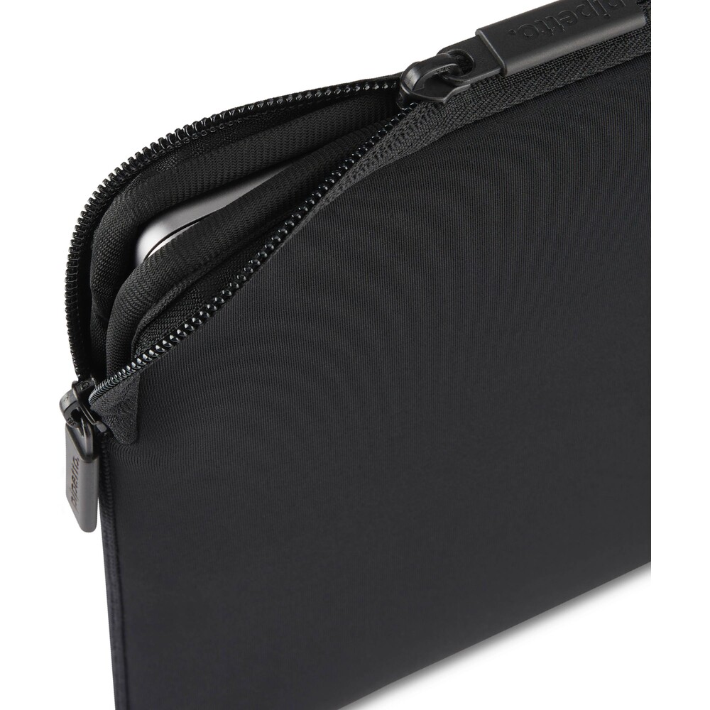 Pipetto-Classic-Fit-Sleeve-pouzdro-pro-MacBook-Neo-13-cerne