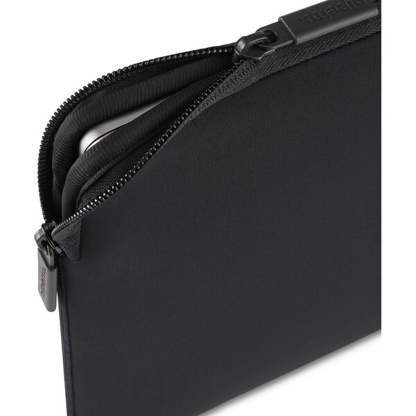 Pipetto-Classic-Fit-Sleeve-pouzdro-pro-MacBook-Neo-13-cerne