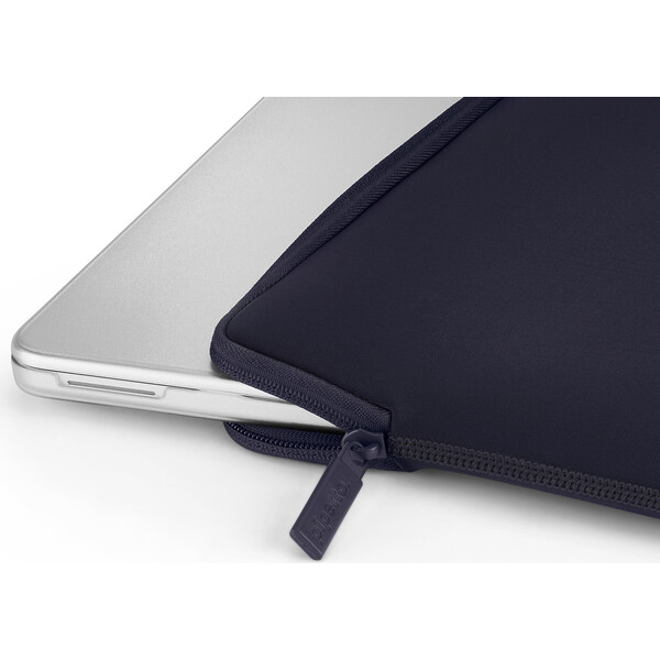 Pipetto-Classic-Fit-Sleeve-pouzdro-pro-MacBook-Neo-13-tmave-modre